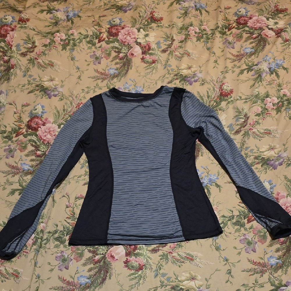 Women’s Long Sleeve Athletic Top in Grey and Black